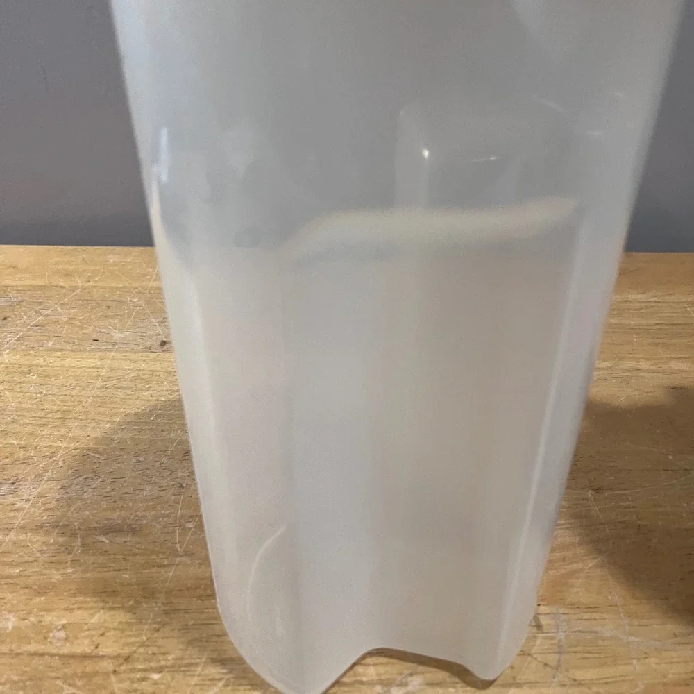 Vtg Rubbermaid 2 Qt Servin Saver Set of 2 Almond Flip Top T-Shape‎ Easy Grip